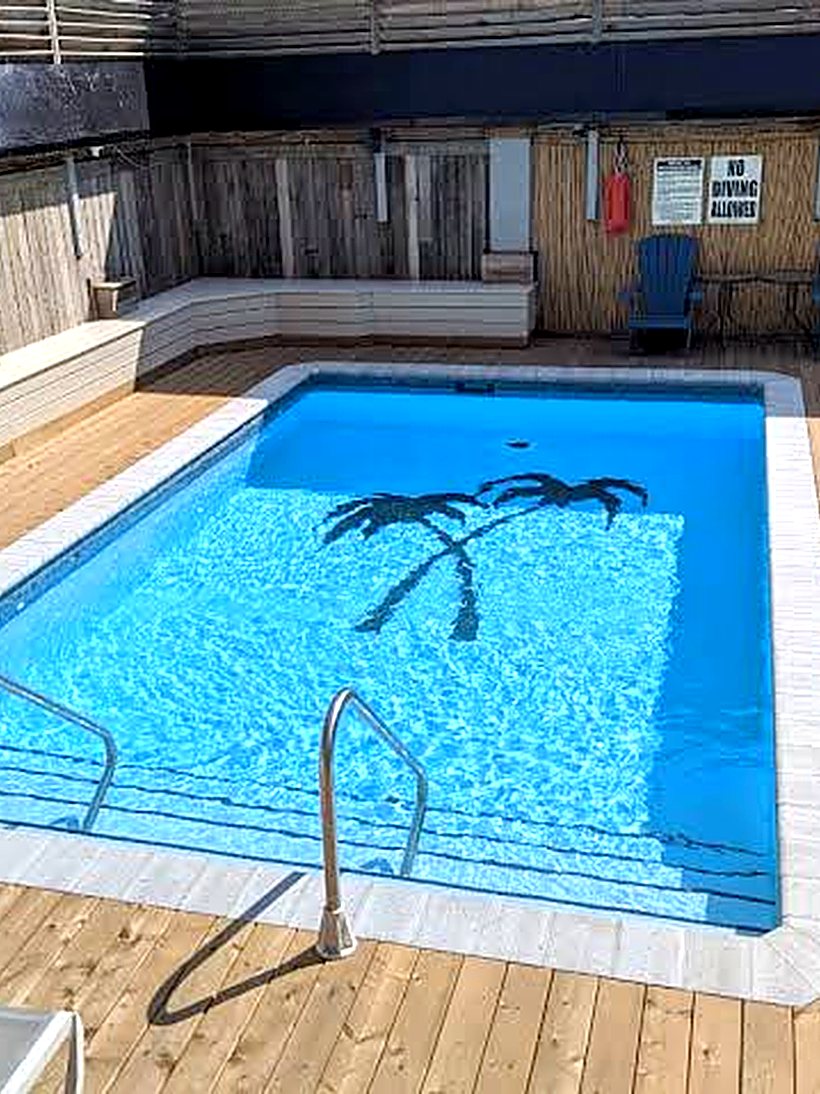Pool & courtyard